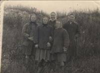 Шлякова( Глазунова) Мария Николаевна (справа во втором ряду), участница трудового фронта 1с 1943-1946гг Шлякова( Глазунова) Мария Николаевна (справа во втором ряду), участница трудового фронта 1с 1943-1946гг